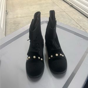 Black velvet bout, size 10